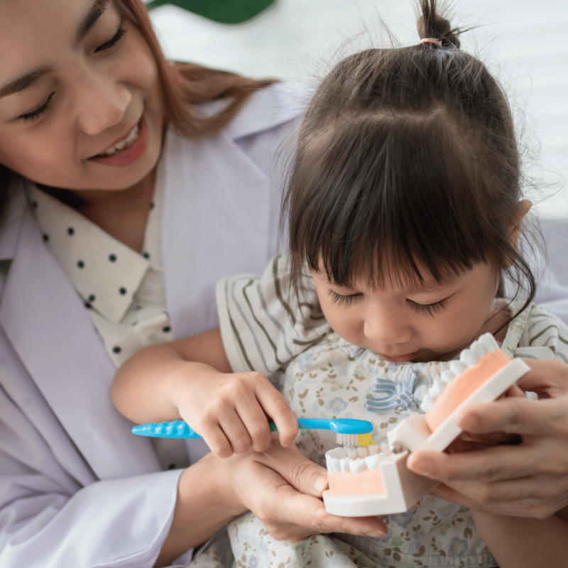 a qué edad debo llevar a mi hijo al dentista